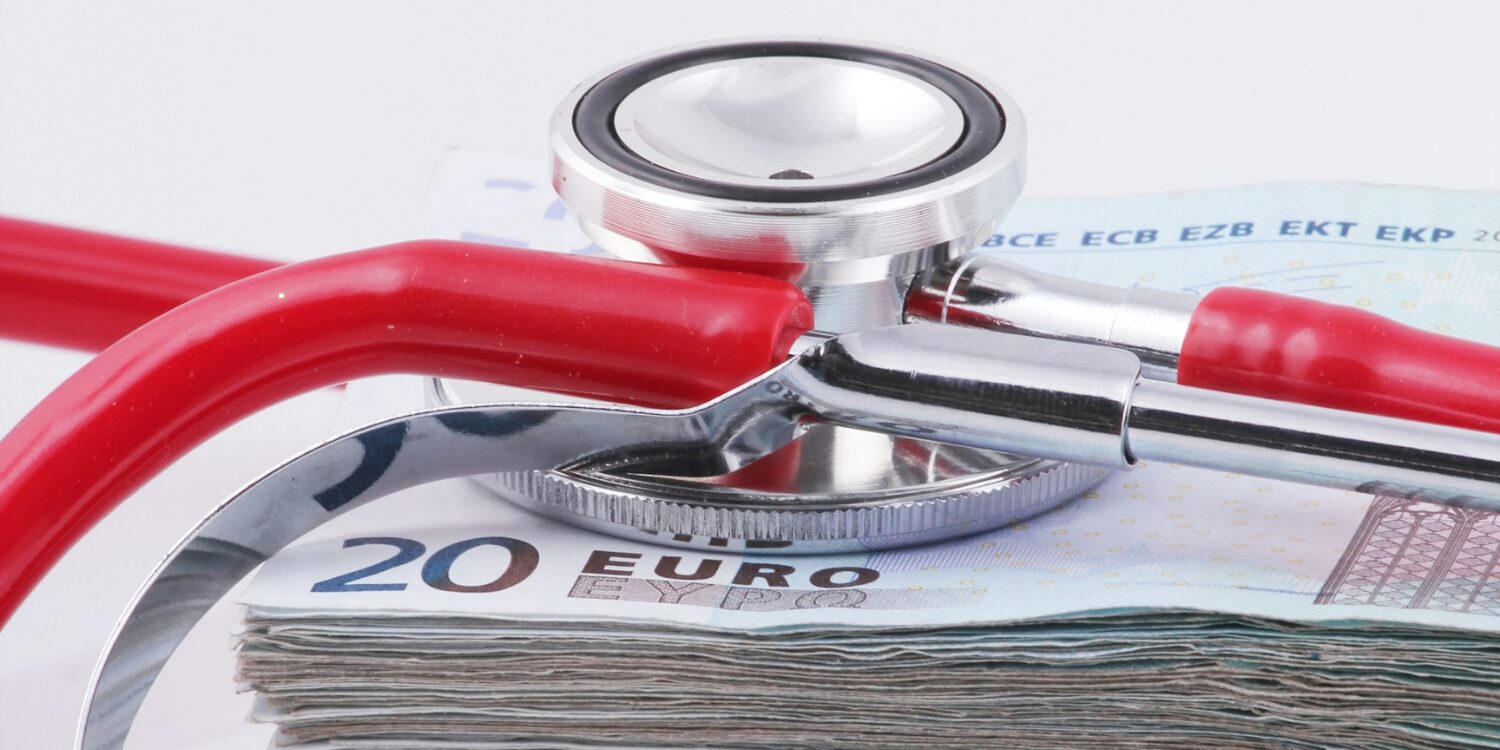 Stéthoscope posé sur un tas de billets de 20€